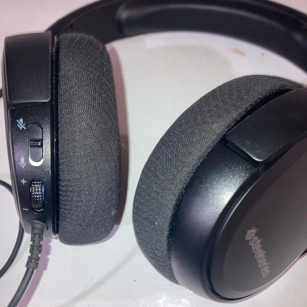 Brand new never been worn steelseries head set for gaming. Has built in mic!